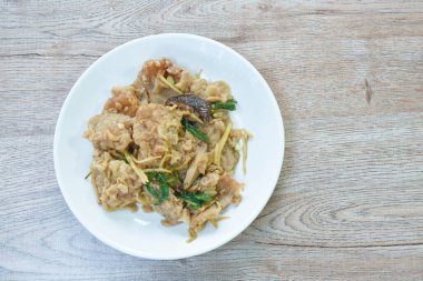  Baharatlı, yağda kızartılmış, zencefil ve biberli levrek balığı.