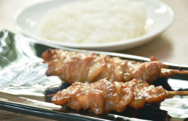  tahta sopa içinde ızgara domuz eti yemek çanak üzerinde yapışkan pirinç