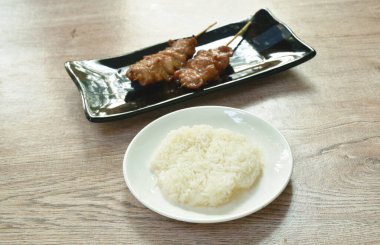  tahta sopa içinde ızgara domuz eti yemek çanak üzerinde yapışkan pirinç