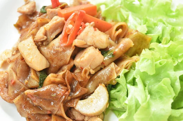  Baharatlı büyük pilav eriştesi, tavuklu ve mantarlı.