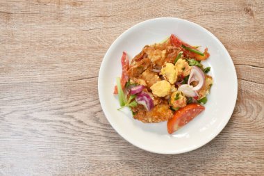  Baharatlı hamurlu yumurta, domates ve soğanlı Tayland salatası.