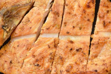  Kızarmış tavuk göğsü. Yapışkan pirinçle birlikte ye.