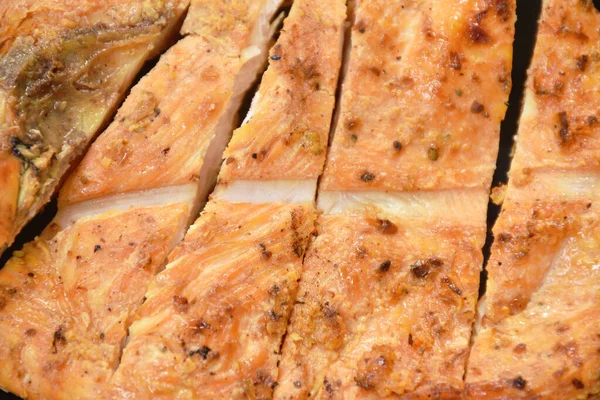  Kızarmış tavuk göğsü. Yapışkan pirinçle birlikte ye.