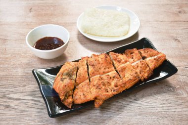  Kızarmış tavuk göğsü. Yapışkan pirinçle birlikte ye.