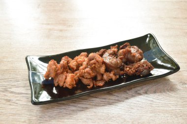  Kızarmış, çıtır çıtır tavuk eti ve tabakta taşlık taze marul sebze salatası.