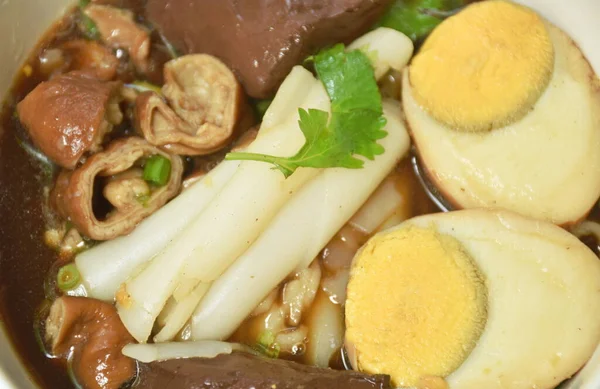 中国の米粉を豚肉でペーストし ボウルにスープに卵黄をトッピング — ストック写真