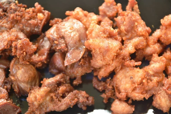 Digoreng Renyah Daging Ayam Asin Dan Gizzard Piring Makan Beberapa — Stok Foto