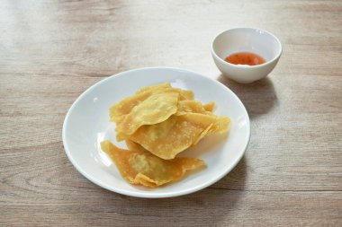  Kızarmış hamur hamuru doldurulmuş domuz pirzolası tabakta tatlı acı biber sosu