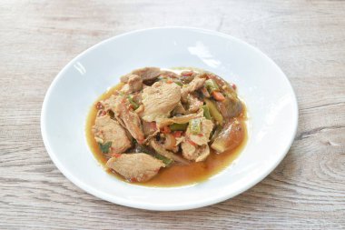  Baharatlı kızarmış tavuk, acı biber ve tabakta fesleğen yaprağı.