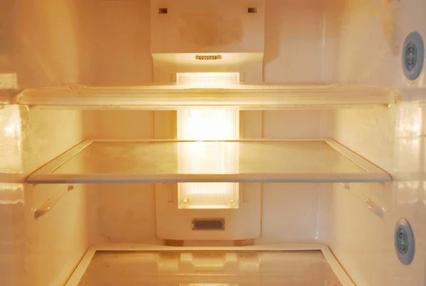 Άδειο Ψυγείο Μετά Τον Καθαρισμό Και Προετοιμαστούν Για Περιέχουν Τρόφιμα — Φωτογραφία Αρχείου