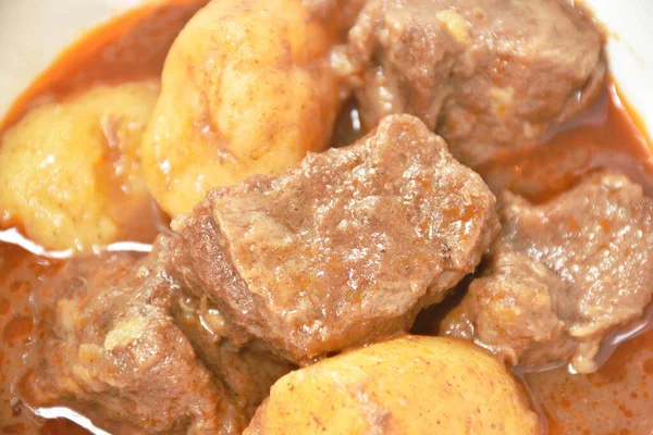 Daging Sapi Massaman Kari Dengan Irisan Kentang Dan Bawang Dalam — Stok Foto