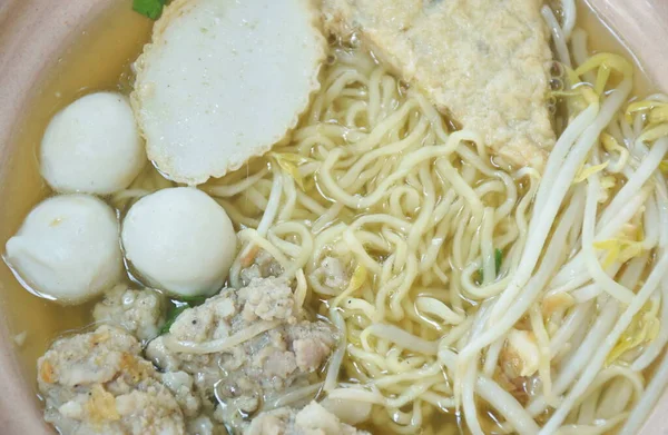  Yumurta sarısı şehriye, pirzola, domuz eti ve balık köftesi.