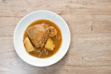  Tavuk butlu masajcı körili dilimlenmiş patates ve fıstık tabağı.