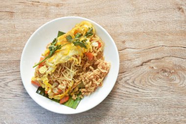  Kızarmış pirinç eriştesi, sebzeye sarılmış yumurta, üstüne de dilimlenmiş domuz eti.