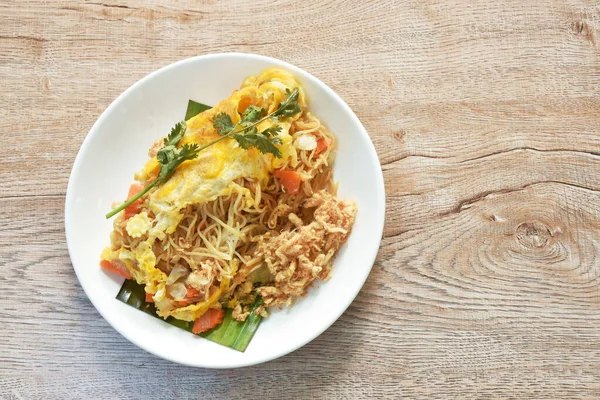  Kızarmış pirinç eriştesi, sebzeye sarılmış yumurta, üstüne de dilimlenmiş domuz eti.