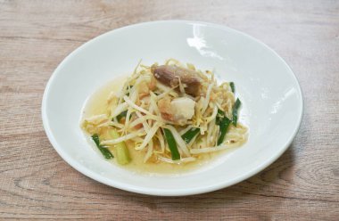  Kızarmış fasulye filizi ve dilimlenmiş tabak.