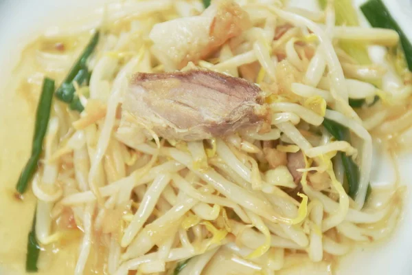  Kızarmış fasulye filizi ve dilimlenmiş tabak.