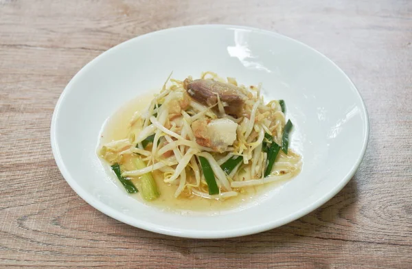  Kızarmış fasulye filizi ve dilimlenmiş tabak.