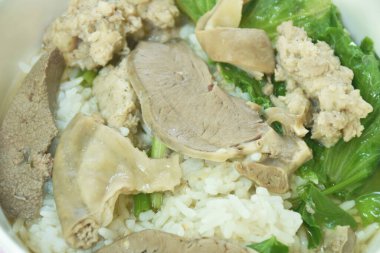  İç organlarıyla haşlanmış pirinç ve kasede domuz eti çorbası.