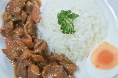  Kızarmış tavuğu teriyaki ile karıştır Japon soslu pilav ve haşlanmış yumurta.