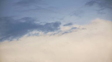  Günbatımında yayılan bulutlar Akşam alacakaranlık gökyüzünde