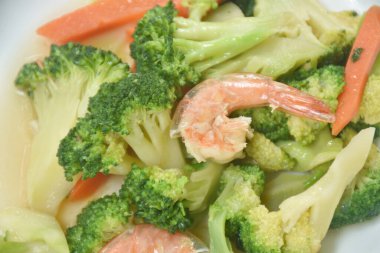  Kızarmış brokoli ve havuç ile karides tabağını karıştır.  