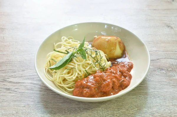 意大利面配上罗勒叶调料炸猪肉和番茄酱中的西红柿吃两片土豆泥盘 — 图库照片