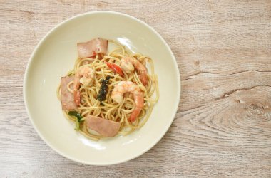  Baharatlı kızarmış spagetti karidesi dilimlenmiş domuz eti ve fesleğen yaprağı.