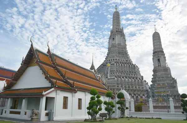 タイの夜明け旅行の場所の寺院で大きな塔 — ストック写真