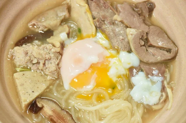 ベトナムの米麺またはスライスソーセージとフォーは ボウルにスープに柔らかいゆで卵をトッピングポークチョップとエントラール — ストック写真