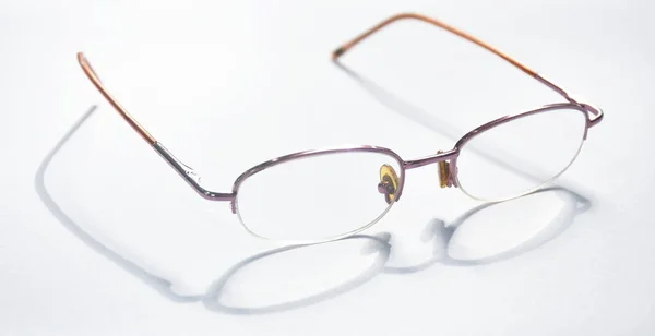 Dalekowzroczne Okulary Receptę Cieniem Układającym Się Białym Tle — Zdjęcie stockowe