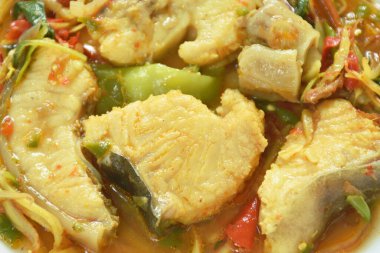  Baharatlı Asya kırmızı kuyruklu yayın balığı. Tabağında bitki ve biber var.