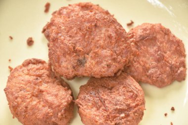  Kızarmış domuz etli karışık cam şehriye tabakta.