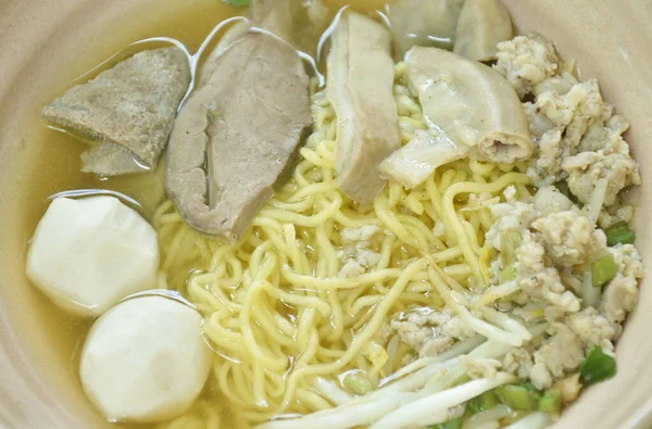 Βραστά Κινέζικα Νούντλς Αυγών Εντόσθια Και Ψαροκροκέτες Σούπα Στο Μπολ — Φωτογραφία Αρχείου