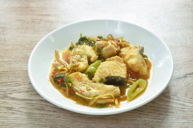  Baharatlı Asya kırmızı kuyruklu yayın balığı. Tabağında bitki ve biber var.