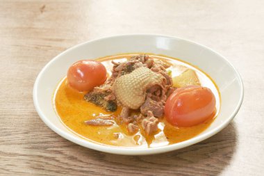  Hindistan cevizi sütlü köri çorbasında ananas ve domatesli kızarmış ördek eti.