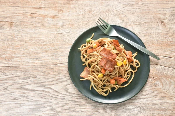 Spaghetti Fritti Salsa Pepe Nero Guarnizione Pancetta Croccante Mais Con — Foto Stock