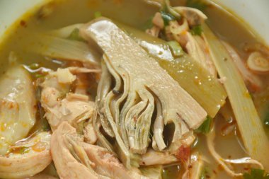  Baharatlı haşlanmış tavuk eti ve olgun muz çiçeği çorbası.