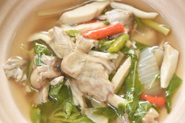  Baharatlı haşlanmış mantar ve fesleğen yaprağı çorbası.