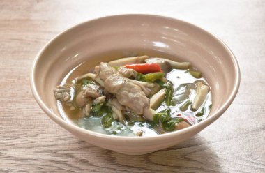 Baharatlı haşlanmış mantar ve fesleğen yaprağı çorbası. 