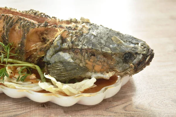 Kořeněná Míchaná Smažená Ryba Bílým Kořenem Prstu Chilli Rýží Talíři — Stock fotografie