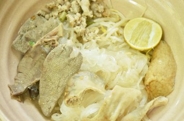 Kurutulmuş ince pirinç eriştesi, bağırsaklar ve kasede balık kuyruğu.