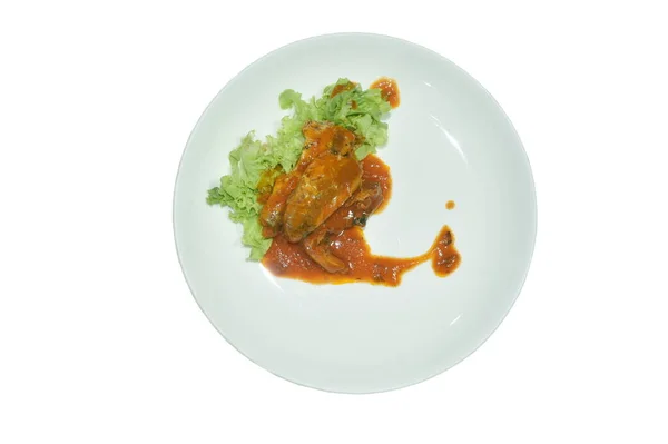 Makrele Fischdose Mit Tomatensauce Mit Grünem Eichengemüse Auf Teller Vor — Stockfoto