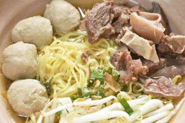 Çin usulü haşlanmış yumurta eriştesi, haşlanmış sığır eti ve kasede köfte.