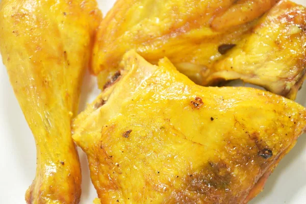 Grillezett Apróra Vágott Csirke Tányéron Mártogatott Fűszeres Édes Chili Mártással — Stock Fotó