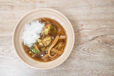 Kızarmış balık maw 'ı bambuyla fırçalayın. Tavuk dilimi ve kaynamış yumurta ile kırmızı et suyu çorbası. Pirinç vermicelli soslu.