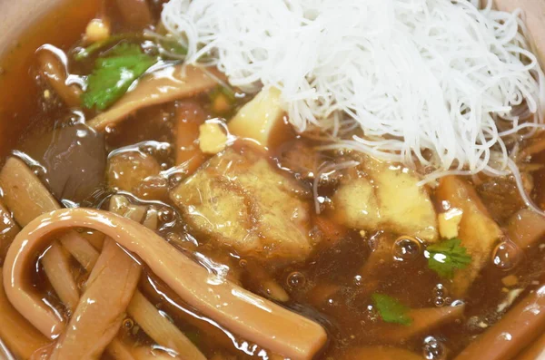 Kızarmış balık maw 'ı bambuyla fırçalayın. Tavuk dilimi ve kaynamış yumurta ile kırmızı et suyu çorbası. Pirinç vermicelli soslu.