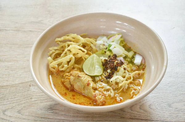 Thailand Utara Gaya Mie Kari Dalam Sup Santan Dengan Ayam — Stok Foto