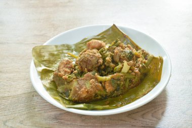 Buharda pişirilmiş körili muz çiçeği ve karışık sebzeli Tayland usulü kuzey yemeği.