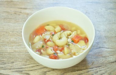 Haşlanmış makarna tavuk ve patates çorbası.